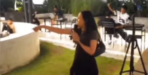 Bukan Nyanyian, Wanita Ini Tegur Teman yang Berhutang Lewat Panggung Kafe