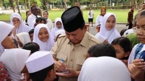 Prabowo Diserbu Anak SD hingga SMA yang Antusias Minta Tanda Tangan
