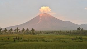 Gunung Semeru Kembali Erupsi Pagi Ini, Abu Vulkanik Capai 900 Meter