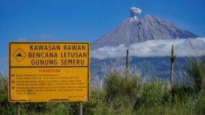 Geger! Penampakan Erupsi Gunung Semeru Hari Ini: Apa yang Terjadi dan Apa Dampaknya?