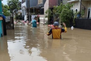 Air Naik, Warga Panik: Banjir Bekasi Usai Hujan Deras, Tinggi P2C Tembus 480 cm!