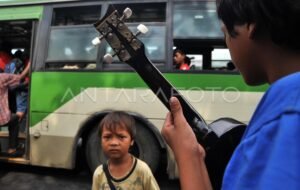 Dari Jalanan ke Layar: Fenomena Viral Video Anak Jalanan dan Pelajaran di Baliknya