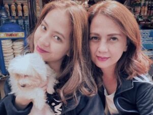 Ketika Dunia Maya Bergetar: Menelisik Reaksi Artis Viral dan Dampaknya di Era Digital